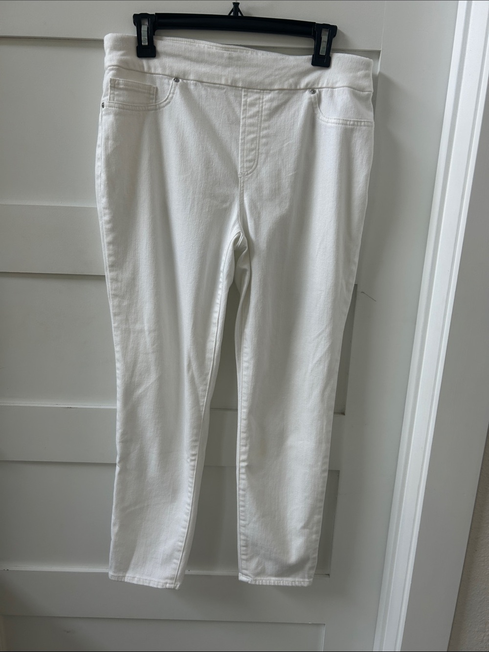 Chico's White Pull-On Capri Pants